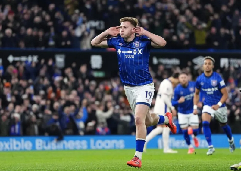 liam-delap-phan-hoi-truoc-su-quan-tam-cua-chelsea-toi-chi-muon-tap-trung-vao-bong-da