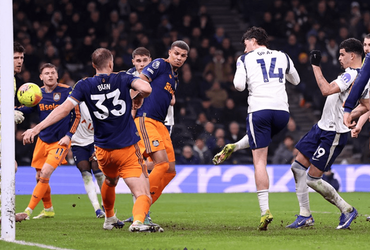 Tottenham vs Newcastle United (02:30 – 11/02)